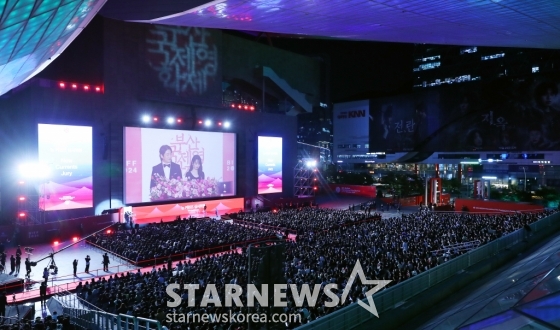 2일 오후 부산 해운대구 우동 영화의 전당에서 제29회 부산국제영화제(BIFF) 개막식이 진행되고 있다.  올해 영화제는 커뮤니티비프 상영작 54편을 포함하여 총 63개국으로부터 온 278편의 영화를 영화의 전당, CGV센텀시티, 롯데시네마 센텀시티, 영화진흥위원회 표준시사실, 메가박스 부산극장 등 총 5개 극장, 26개 상영관에서 만날 수 있다. 2024.10.02 /사진=김창현