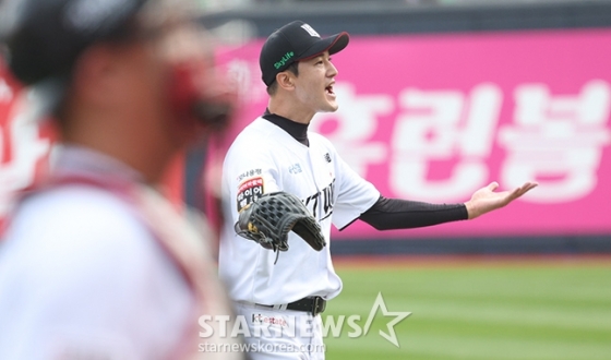 &#039;2024 KBO 포스트시즌 준플레이오프 4차전&#039; KT-LG전이 9일 수원 KT위즈파크에서 열렸다.  KT 고영표가 7회초 2사 1루에서 LG 오스틴이 날린 강습 타구를 처리하며 이닝을 종료한 후 포효하고 있다. /사진=김진경 대기자