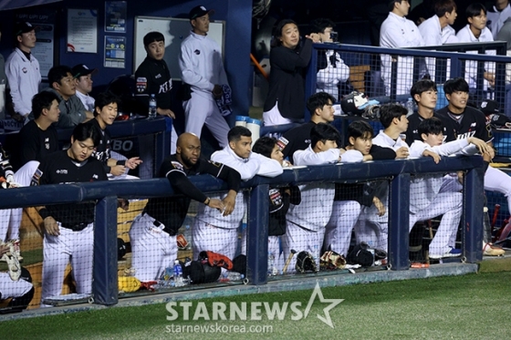 &#039;2024 KBO 포스트시즌 준플레이오프 5차전&#039; LG-,kt전이11일 서울 잠실야구장에서 열렸다.  kt 선수들이 패색이 짙어지자 침울한 표정으로 경기를 지켜보고 있다. /사진=김진경 대기자