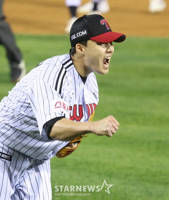 &#039;2024 KBO 포스트시즌 준플레이오프 5차전&#039; LG-,kt전이11일 서울 잠실야구장에서 열렸다.  LG 선발 임찬규가 5회초 2사 1루에서 kt 오윤석을 내야땅볼로 처리한 후 포효하고 있다. /사진=김진경 대기자