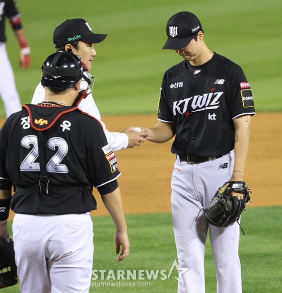 &#039;2024 KBO 포스트시즌 준플레이오프 5차전&#039; LG-,kt전이11일 서울 잠실야구장에서 열렸다.  kt 선발 엄상백(맨 오른쪽)이 3회말 연속 안타를 허용한 후 교체되고 있다. /사진=김진경 대기자