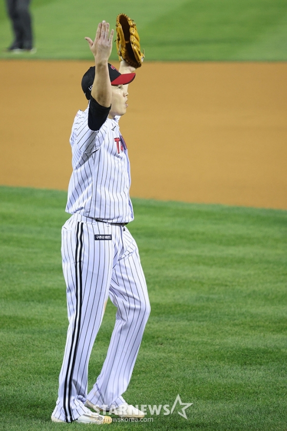 &#039;2024 KBO 포스트시즌 준플레이오프 5차전&#039; LG-,kt전이11일 서울 잠실야구장에서 열렸다.  LG 선발 임찬규가 6회초 2사에서 kt 로하스를 범타로 처리한 후 환호하고 있다. /사진=김진경 대기자