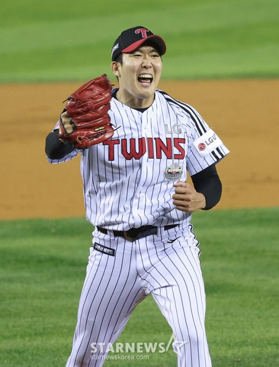 &#039;2024 KBO 포스트시즌 준플레이오프 5차전&#039; LG-,kt전이11일 서울 잠실야구장에서 열렸다.  LG 손주영이 7회초 2사 1,3루에서 kt 오윤석을 삼진으로 돌려세운 후 환호하고 있다. /사진=김진경 대기자
