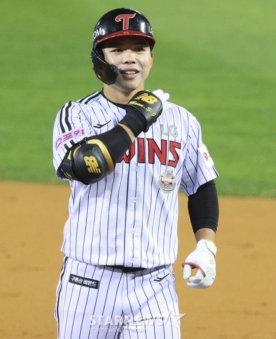 &#039;2024 KBO 포스트시즌 준플레이오프 5차전&#039; LG-,kt전이11일 서울 잠실야구장에서 열렸다.  LG 문성주가 7회말 1사 3루에서 1타점 좌전 안타를 날리고 출루한 후 세리머니를 선보이고 있다. /사진=김진경 대기자