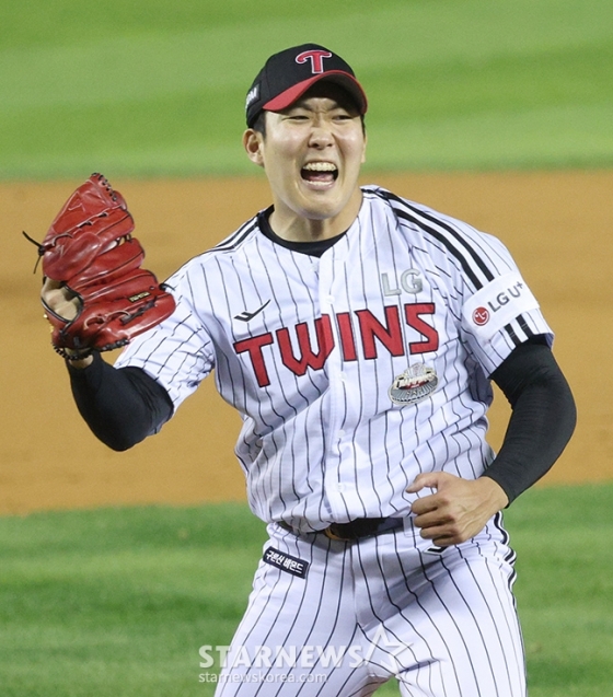 &#039;2024 KBO 포스트시즌 준플레이오프 5차전&#039; LG-,kt전이11일 서울 잠실야구장에서 열렸다.  LG 손주영이 7회초 2사 1,3루에서 kt 오윤석을 삼진으로 돌려세운 후 환호하고 있다. /사진=김진경 대기자 