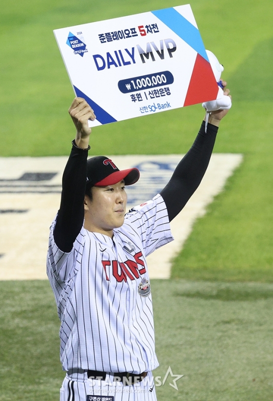 &#039;2024 KBO 포스트시즌 준플레이오프 5차전&#039; LG-,kt전이11일 서울 잠실야구장에서 열렸다.  LG 손주영이 &#039;데일리 MVP&#039; 수상 후 포즈를 취하고 있다. /사진=김진경 대기자