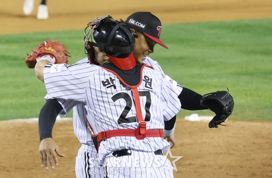 &#039;2024 KBO 포스트시즌 준플레이오프 5차전&#039; LG-,kt전이11일 서울 잠실야구장에서 열렸다.  LG 에르난데스가 경기를 매조지하며 PO 진출을 확정한 후 포수 박동원과 기쁨을 나누고 있다. /사진=김진경 대기자