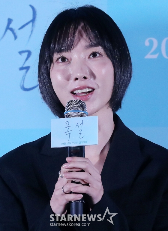 배우 한해인이 11일 오후 서울 용산구 아이파크몰 CGV에서 진행된 영화 &#039;폭설&#039; 언론시사회에 참석해 인사말을 하고 있다.  &#039;폭설&#039;은 하이틴 스타 설이(한소희)와 운명처럼 가까워진 배우 지망생 수안(한해인)이 서로에게 솔직하지 못해서 엇갈렸던 시절을 지나 다시 서로를 찾아가는 겨울의 사랑이야기. 오는 23일 개봉. 2024.10.11 /사진=김창현