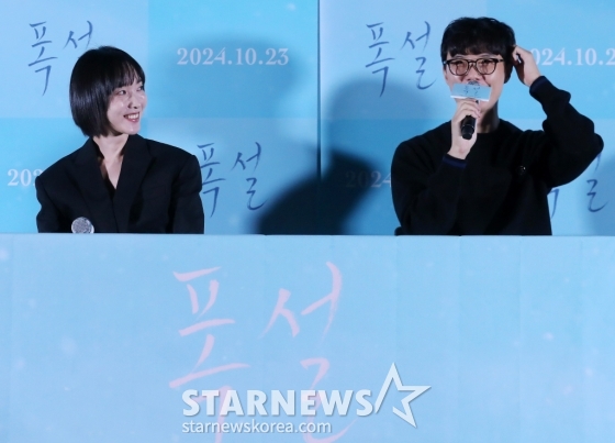 윤수익 감독이 11일 오후 서울 용산구 아이파크몰 CGV에서 진행된 영화 &#039;폭설&#039; 언론시사회에 참석해 취재진 질의에 답하고 있다.  &#039;폭설&#039;은 하이틴 스타 설이(한소희)와 운명처럼 가까워진 배우 지망생 수안(한해인)이 서로에게 솔직하지 못해서 엇갈렸던 시절을 지나 다시 서로를 찾아가는 겨울의 사랑이야기. 오는 23일 개봉. 2024.10.11 /사진=김창현