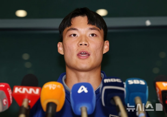 요르단 원정에서 승리를 거둔 대한민국 축구국가대표팀 오현규가 11일 오후 인천국제공항 제1여객터미널을 통해 귀국해 인터뷰를 하고 있다.  /사진=뉴시스