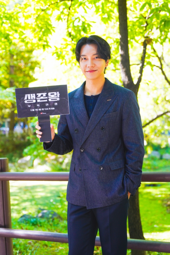 가수 겸 배우 이승기가 7일 오후 온라인으로 진행된 TV CHOSUN 정글 서바이벌 &#039;생존왕 : 부족전쟁&#039; 제작발표회에 참석해 포즈를 취하고 있다.   &#039;생존왕 : 부족전쟁&#039;은 피지컬·정글·군인·국가대표 등 총 4팀으로 나뉜 12명의 정예 멤버가 정글 오지에서 10일간 자급자족으로 살아남으며 총 3라운드의 대결로 &#039;생존 최강자&#039;를 가리는 서바이벌 예능이다. / 사진제공 = TV조선 /사진=김창현