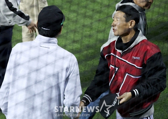 &#039;2024 KBO 포스트시즌 준플레이오프 5차전&#039; KT-LG전이11일 서울 잠실야구장에서 열렸다. KT 이강철(왼쪽) 감독이 플레이오프에 진출한 LG 염경엽 감독을 찾아가 축하하고 있다. /사진=김진경 대기자