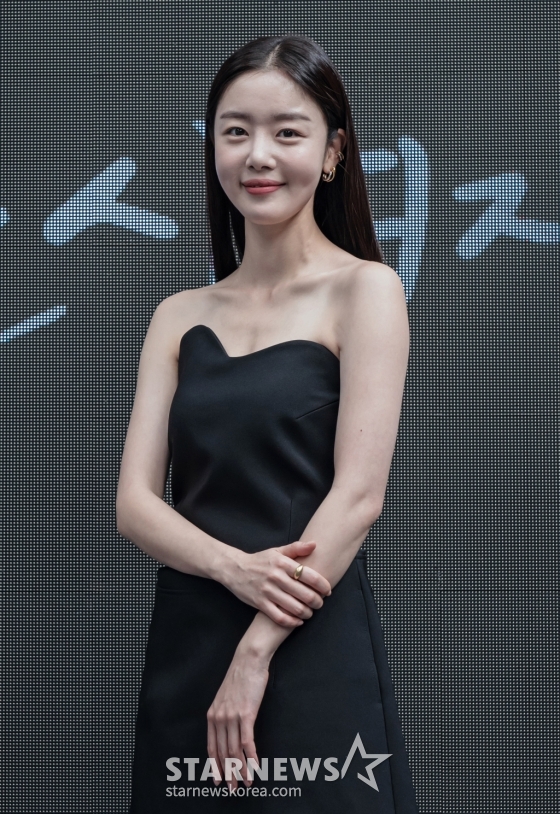 배우 한선화가 6일 오후 온라인으로 진행된 티빙 오리지널 &#039;술꾼도시여자들2&#039; 제작발표회에 참석해 포즈를 취하고 있다.  &#039;술꾼도시여자들2&#039;는 한층 더 솔직하고 진해진 케미스트리로 위로와 웃음을 전해줄 예정이다. 오는 9일 첫 공개된다. / 사진제공 = 티빙