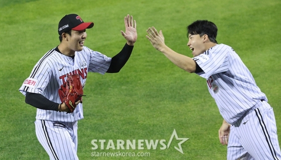 &#039;2024 KBO 포스트시즌 준플레이오프 5차전&#039; LG-,kt전이11일 서울 잠실야구장에서 열렸다.  LG 손주영(왼쪽)이 7회초 2사 1,3루에서 kt 오윤석을 삼진으로 돌려세운 후 더그아웃에서 임찬규의 환영을 받고 있다. /사진=김진경 대기자