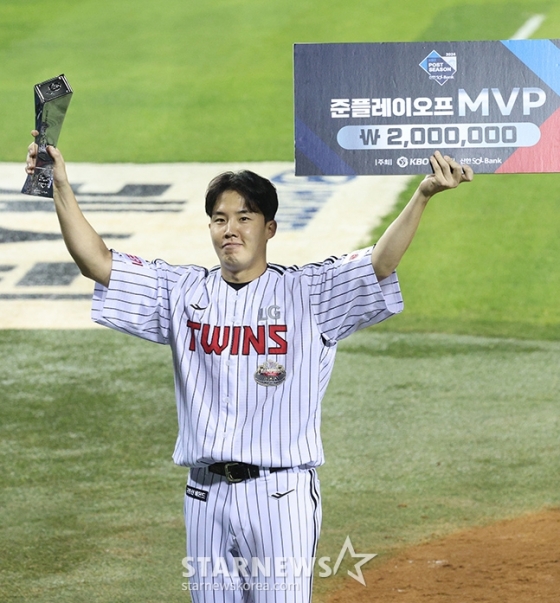 2024 KBO 포스트시즌 준플레이오프 5차전&#039; LG-,kt전이11일 서울 잠실야구장에서 열렸다.  LG 임찬규가 &#039;준플레이오프 MVP&#039; 수상 후 포즈를 취하고 있다. /사진=김진경 대기자