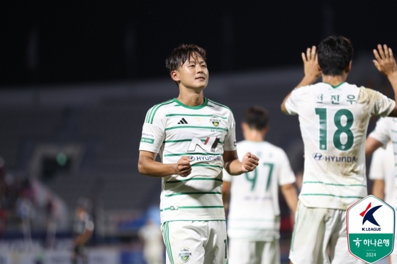 이승우가 지난 9월 14일 오후 7시 수원종합운동장에서 열린 전북 현대 대 수원FC의 &#039;하나은행 K리그1 2024&#039; 30라운드에서 골을 넣은 뒤 세리머니를 자제하고 있다. /사진=한국프로축구연맹 제공