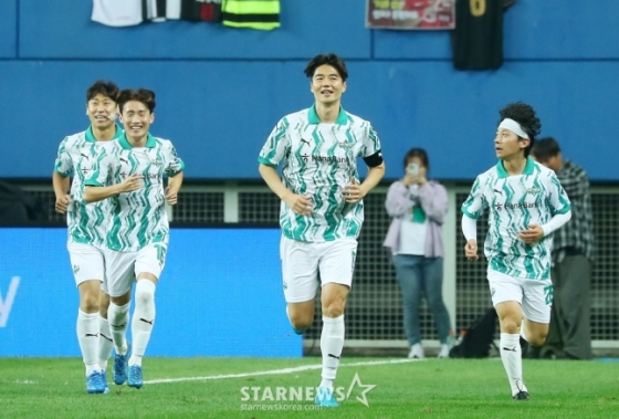 기성용(가운데) &#039;팀 기성용&#039; 선수들. /사진=김창현 기자