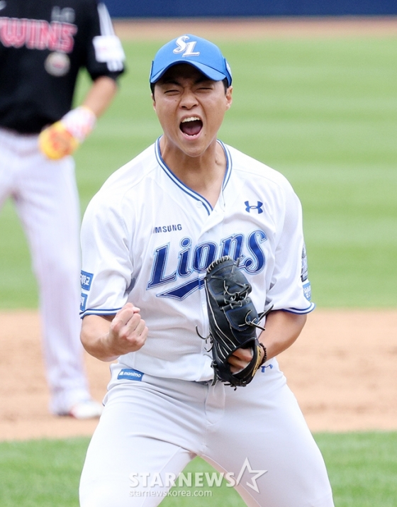  &#039;2024 KBO 포스트시즌 플레이오프 1차전&#039; 삼성-LG전이 13일 대구 삼성라이온즈파크에서 열렸다.  삼성 김윤수가 7회초 2사 1,2루에서 LG 오스틴을 삼진으로 돌려세운 후 포효하고 있다. /사진=김진경 대기자