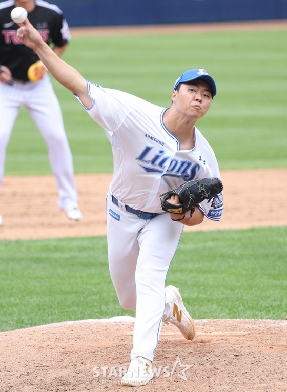  &#039;2024 KBO 포스트시즌 플레이오프 1차전&#039; 삼성-LG전이 13일 대구 삼성라이온즈파크에서 열렸다.  삼성 김윤수가 7회초 2사 1,2루에서 LG 오스틴을 상대로 역투하고 있다. /사진=김진경 대기자