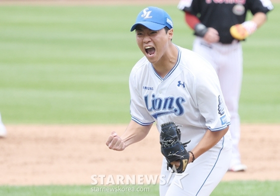  &#039;2024 KBO 포스트시즌 플레이오프 1차전&#039; 삼성-LG전이 13일 대구 삼성라이온즈파크에서 열렸다.  삼성 김윤수가 7회초 2사 1,2루에서 LG 오스틴을 삼진으로 돌려세운 후 포효하고 있다. /사진=김진경 대기자