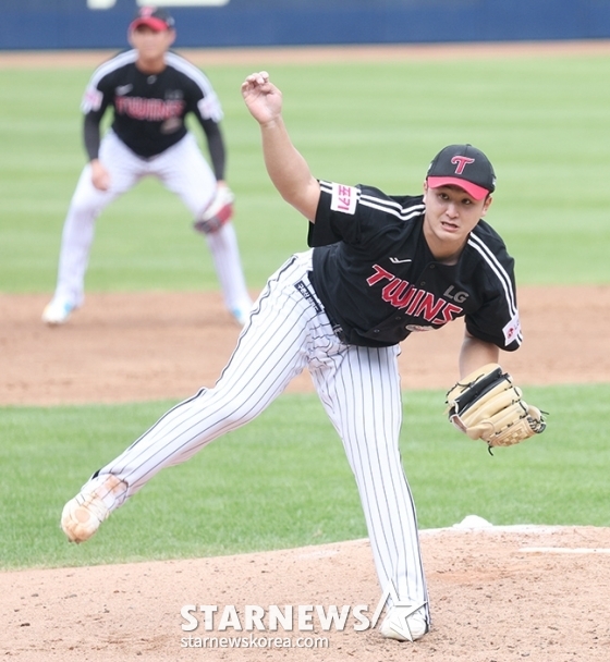  '2024 KBO 포스트시즌 플레이오프 1차전' 삼성-LG전이 13일 대구 삼성라이온즈파크에서 열렸다.   LG 선발 최원태가 역투하고 있다. /사진=김진경 대기자