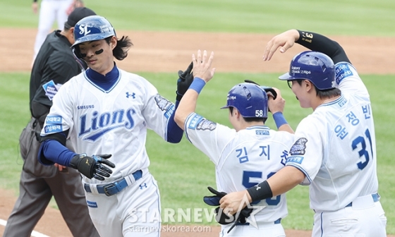  &#039;2024 KBO 포스트시즌 플레이오프 1차전&#039; 삼성-LG전이13일 대구 삼성라이온즈파크에서 열렸다. 삼성 구자욱(왼쪽)이 3회말 무사 1,3루에서 우중월 3점 홈런을 날리고 홈인한 후 김지찬과 윤정빈의 환영을 받고 있다. /사진=김진경 대기자