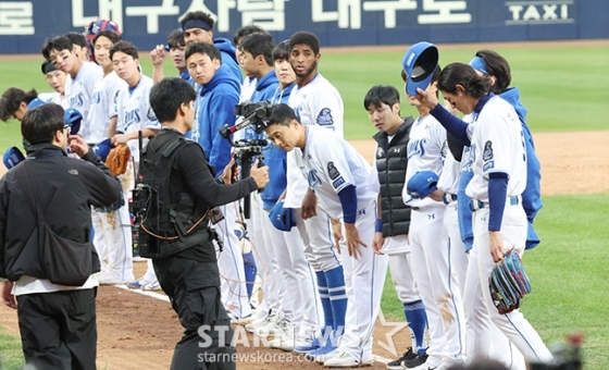  &#039;2024 KBO 포스트시즌 플레이오프 1차전&#039; 삼성-LG전이13일 대구 삼성라이온즈파크에서 열렸다. 삼성 구자욱(오른쪽)이 승리 후 팬들에게 인사하고 있다. /사진=김진경 대기자