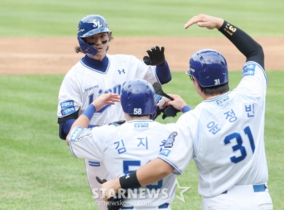 삼성 구자욱(왼쪽)이 13일 LG와 PO 1차전에서 3회말 스리런 홈런을 날리고 동료들의 축하를 받고 있다. /사진=김진경 대기자