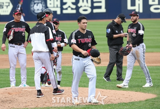 &#039;2024 KBO 포스트시즌 플레이오프 1차전&#039; 삼성-LG전이 13일 대구 삼성라이온즈파크에서 열렸다. LG 선발 최원태가 4회말 교체되고 있다. /사진=김진경 대기자