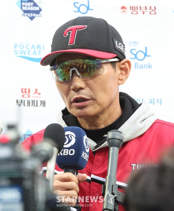 &#039;2024 KBO 포스트시즌 플레이오프 1차전&#039; 삼성-LG전이 13일 대구 삼성라이온즈파크에서 열렸다. LG 염경엽 감독이 경기 후 인터뷰에 응하고 있다. /사진=김진경 대기자