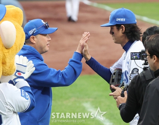  &#039;2024 KBO 포스트시즌 플레이오프 1차전&#039; 삼성-LG전이13일 대구 삼성라이온즈파크에서 열렸다. 삼성 구자욱(오른쪽)이 승리 후 박진만 삼성 감독과 하이파이브를 하고 있다. /사진=김진경 대기자