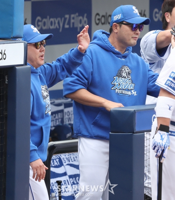  &#039;2024 KBO 포스트시즌 플레이오프 1차전&#039; 삼성-LG전이 13일 대구 삼성라이온즈파크에서 열렸다. 삼성 구자욱이 3회말 무사 1,3루에서 우중월 3점 홈런을 날리자, 더그아웃에서 박진만(왼쪽) 감독이 환영하고 있다. /사진=김진경 대기자