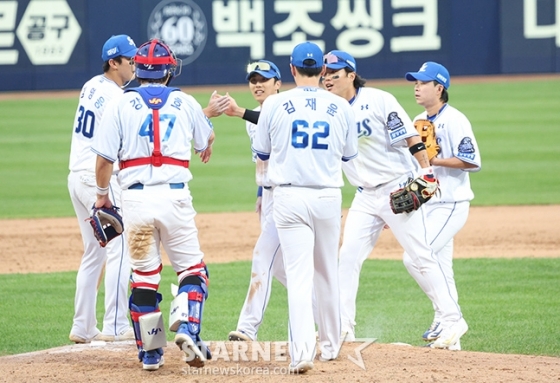  '2024 KBO 포스트시즌 플레이오프 1차전' 삼성-LG전이 13일 대구 삼성라이온즈파크에서 열렸다. 경기 후 기뻐하는 삼성 선수단. /사진=김진경 대기자