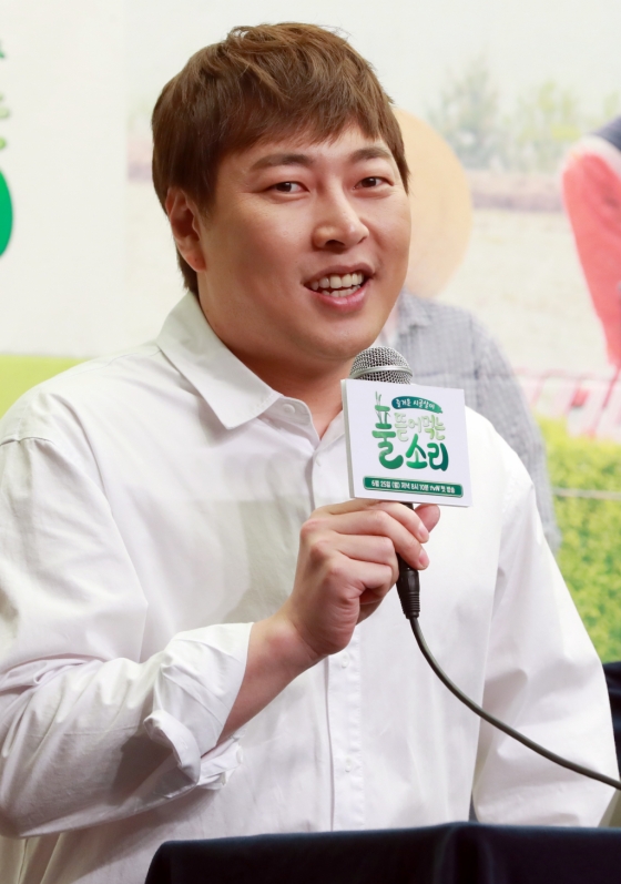 개그맨 이진호, 중딩농부 한태웅, 송하윤, 김숙이 25일 서울 마포구 상암동 스탠포드호텔에서 열린 tvN 새 예능 '풀 뜯어먹는 소리' 제작발표회에 참석해 포즈를 취하고 있다. /사진=임성균 기자 tjdrbs23@