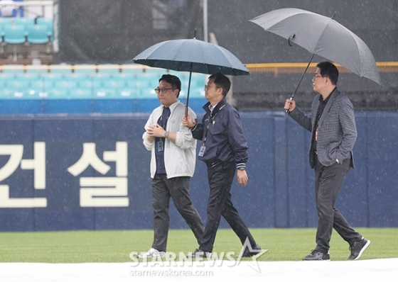 비내리는 라이온즈파크를 둘러보고 있는 김시진 경기 감독관(오른쪽)과 KBO 관계자들. /사진=김진경 대기자