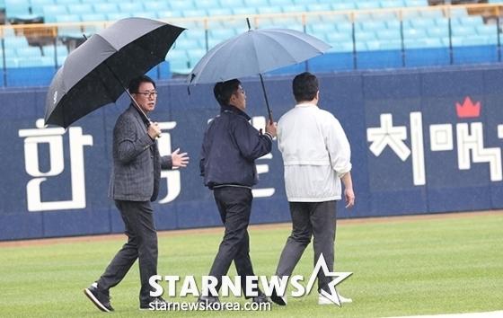 &#039;2024 KBO 포스트시즌 플레이오프 2차전&#039; 삼성LG전&#039;이 14일 대구 삼성라이온즈파크에서 열렸다.  박근찬 사무총장(가운데)과 김시진 감독관이 대형 방수포가 깔려 있는 야구장을  살피고 있다. /사진=김진경 대기자