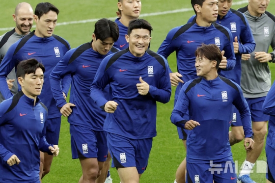 축구 국가대표팀 선수들이 2026 북중미월드컵 아시아 지역 3차 예선 B조 4차전 이라크와 경기를 하루 앞둔 14일 용인미르스타디움에서 훈련 중 대화하며 웃고 있다. /사진=뉴시스