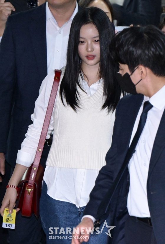 [서울=뉴시스] 국회사진기자단 = 그룹 &#039;뉴진스&#039; 하니가 15일 서울 여의도 국회에서 열린 환경노동위원회 국정감사에 참고인으로 출석하기 위해 들어서고 있다. 2024.10.15. photo@newsis.com /사진=고승민