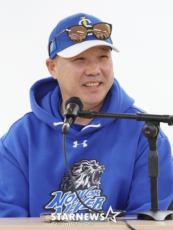 &#039;2024 KBO 포스트시즌 플레이오프 2차전&#039; LG-삼성전이 15일 대구 삼성라이온즈파크에서 열리기에 앞서 박진만 삼성 감독이 취재진과 일문일답을 진행하고 있다. 지난 1차전과 비교해 모자가 바뀌었다. /사진=김진경 대기자