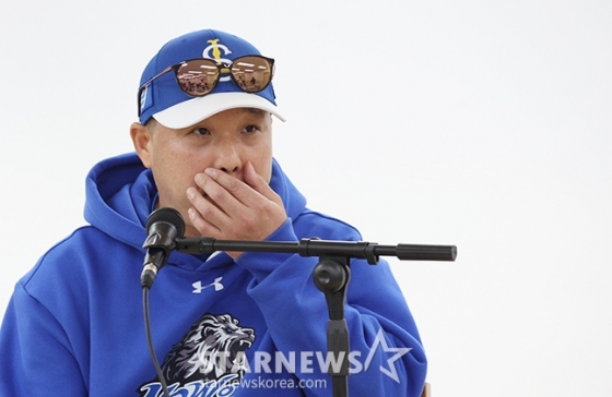 &#039;2024 KBO 포스트시즌 플레이오프 2차전&#039; LG-삼성전이 15일 대구 삼성라이온즈파크에서 열리기에 앞서 박진만 삼성 감독이 취재진과 일문일답을 진행하고 있다. /사진=김진경 대기자