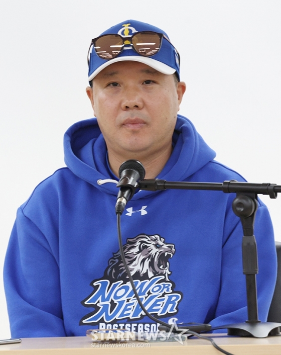 &#039;2024 KBO 포스트시즌 플레이오프 2차전&#039; LG-삼성전이 15일 대구 삼성라이온즈파크에서 열리기에 앞서 박진만 삼성 감독이 취재진과 일문일답을 진행하고 있다. /사진=김진경 대기자