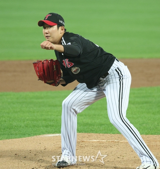 &#039;2024 KBO 포스트시즌 플레이오프 2차전&#039; 삼성-LG전이 15일 대구 삼성라이온즈파크에서 열렸다. LG 선발 손주영이 역투하고 있다. /사진=김진경 대기자