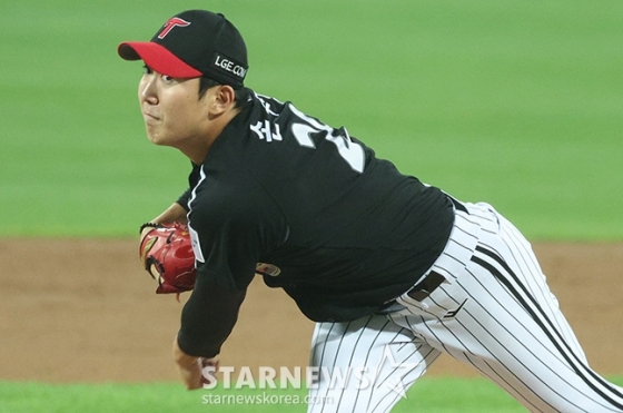 &#039;2024 KBO 포스트시즌 플레이오프 2차전&#039; 삼성-LG전이 15일 대구 삼성라이온즈파크에서 열렸다. LG 선발 손주영이 역투하고 있다. /사진=김진경 대기자