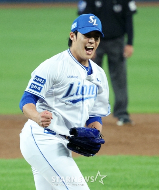 &#039;2024 KBO 포스트시즌 플레이오프 2차전&#039; 삼성LG전이 15일 대구 삼성라이온즈파크에서 열렸다.  삼성 선발 원태인이 2회초 1사 2,3루에서 LG 김범석을 삼진으로 돌려세운 후 환호하고 있다. /사진=김진경 대기자 