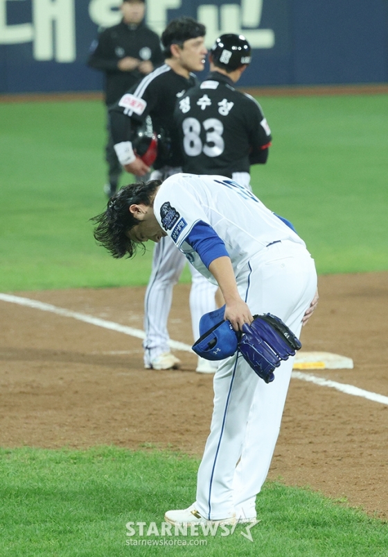 &#039;2024 KBO 포스트시즌 플레이오프 2차전&#039; 삼성LG전이 15일 대구 삼성라이온즈파크에서 열렸다.  삼성 선발 원태인이 7회초 연속 안타를 허용한 후 김윤수와 교체되면서 팬들을 향해 인사하고 있다. /사진=김진경 대기자 