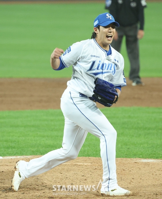 &#039;2024 KBO 포스트시즌 플레이오프 2차전&#039; 삼성LG전이 15일 대구 삼성라이온즈파크에서 열렸다.  삼성 선발 원태인이 2회초 1사 2,3루에서 LG 김범석을 삼진으로 돌려세운 후 환호하고 있다. /사진=김진경 대기자 