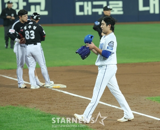 &#039;2024 KBO 포스트시즌 플레이오프 2차전&#039; 삼성LG전이 15일 대구 삼성라이온즈파크에서 열렸다.  삼성 선발 원태인이 7회초 연속 안타를 허용한 후 김윤수와 교체되고 있다./사진=김진경 대기자 
