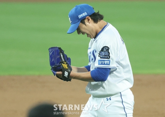 &#039;2024 KBO 포스트시즌 플레이오프 2차전&#039; 삼성LG전이 15일 대구 삼성라이온즈파크에서 열렸다.  삼성 선발 원태인이 2회초 2사 2,3루에서 LG 홍창기를 플라이로 처리한 후 환호하고 있다. /사진=김진경 대기자 