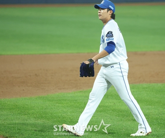 &#039;2024 KBO 포스트시즌 플레이오프 2차전&#039; 삼성LG전이 15일 대구 삼성라이온즈파크에서 열렸다.  삼성 선발 원태인이 2회초 2사 2,3루에서 LG 홍창기를 플라이로 처리한 후 마운드를 내려가고 있다. /사진=김진경 대기자 