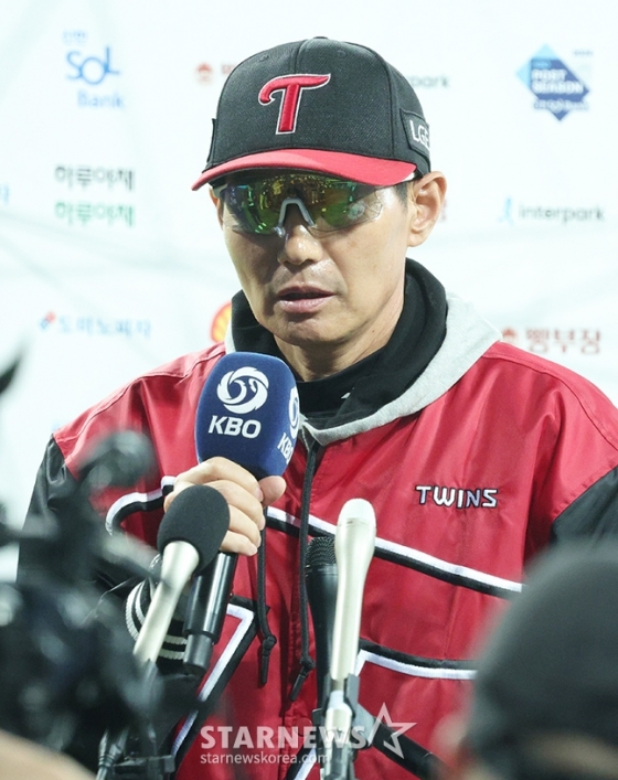 &#039;2024 KBO 포스트시즌 플레이오프 2차전&#039; 삼성-LG전이 15일 대구 삼성라이온즈파크에서 열렸다. LG 염경엽 감독이 경기 후 인터뷰에 응하고 있다. /사진=김진경 대기자